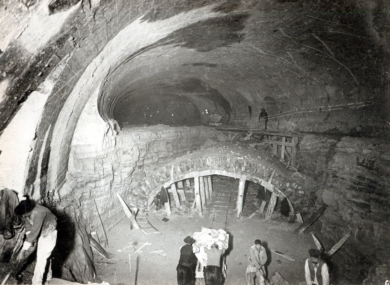 Construction du tunnel à la Place de Roubaix pour la station de métro à la Gare du Nord, Ligne 5, le 7 mai 1906 - French Photographer