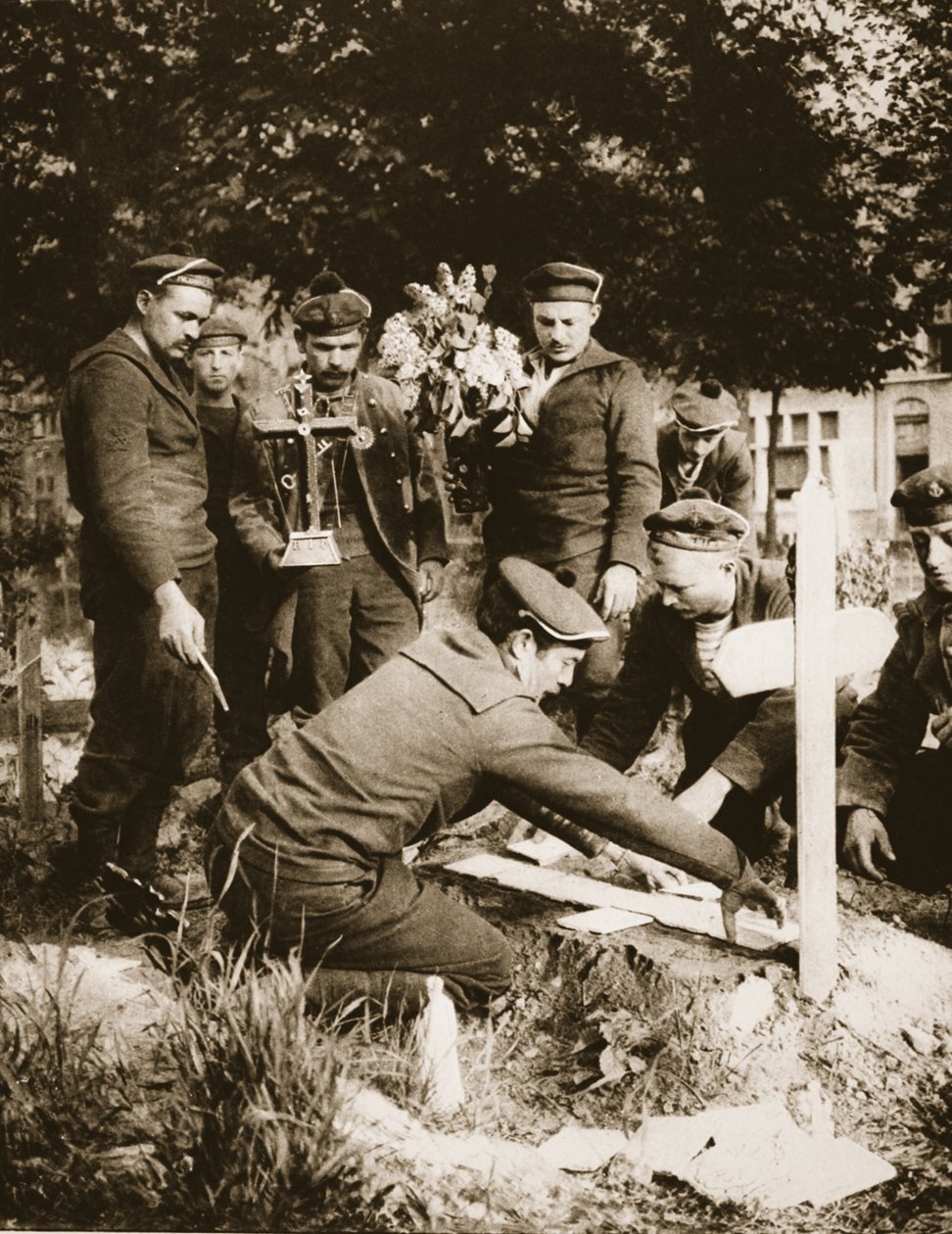 Fusiliers marins décorant une tombe au cimetière de Nieuport, 1915 - French Photographer