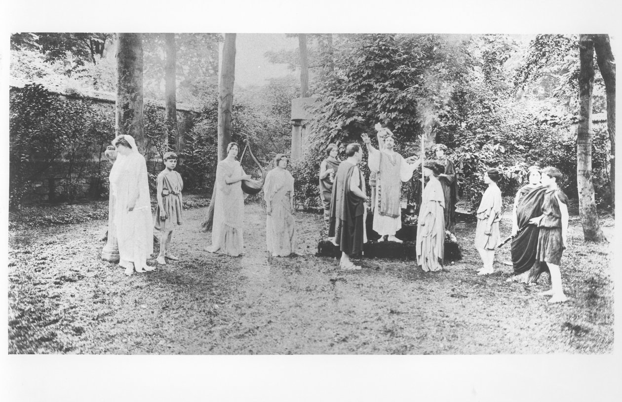 Nathalie Clifford Barney (1876-1972) avec des danseurs vêtus de toges - French Photographer