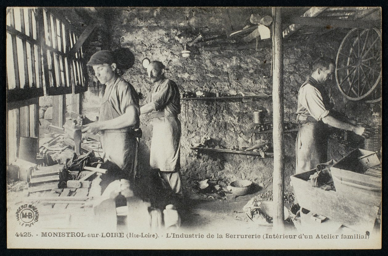 Carte postale représentant un atelier de serruriers à Monistrol sur Loire, Le Puy-en-Velay, vers 1900 - French Photographer