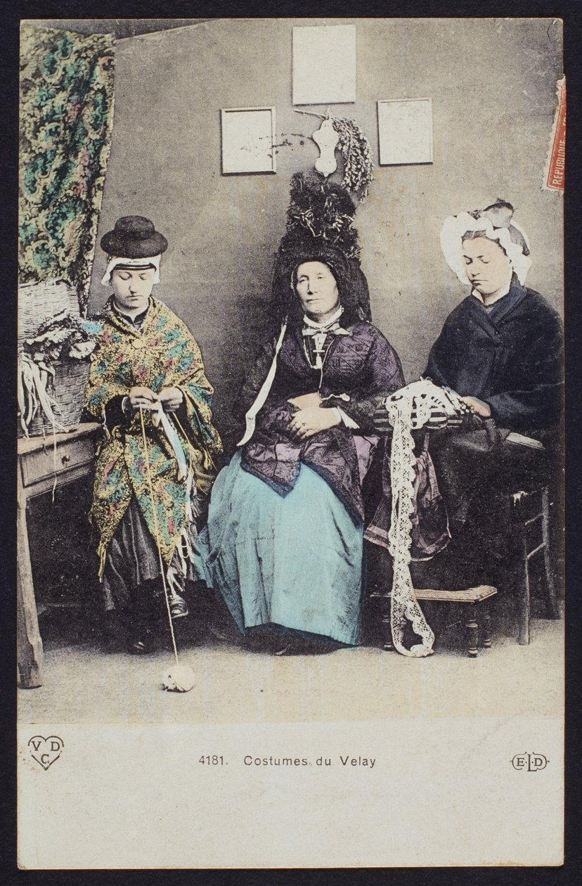 Carte postale représentant les costumes du Velay, vers 1900 - French Photographer
