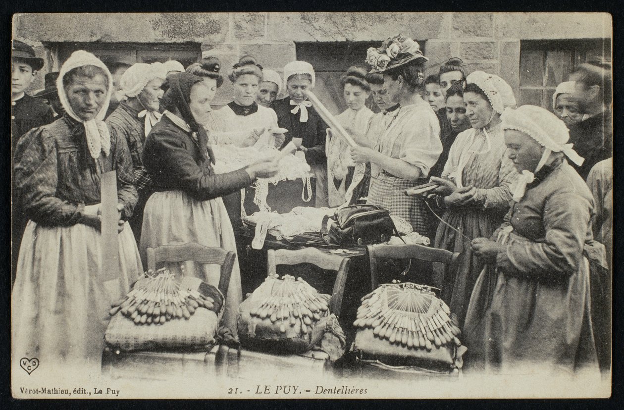 Carte postale représentant les dentellières du Puy, vers 1900 - French Photographer