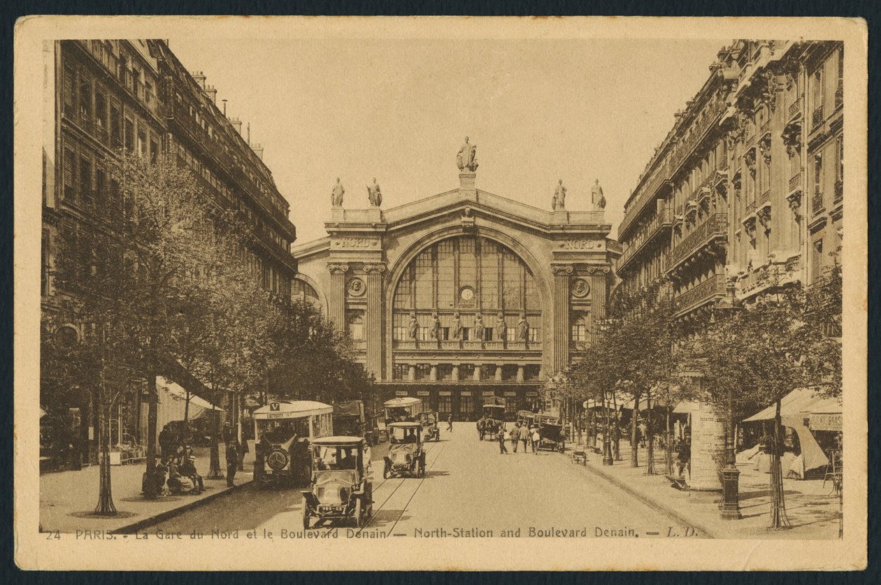 Carte postale représentant la Gare du Nord et le boulevard Denain à Paris, vers 1920 - French Photographer