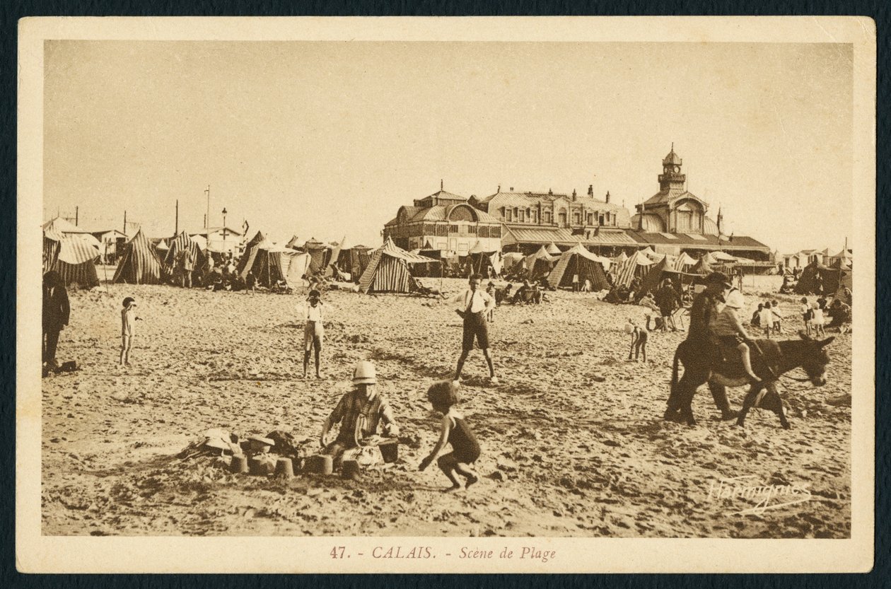 Carte postale représentant la plage et le Casino à Calais, France, vers 1920 - French Photographer