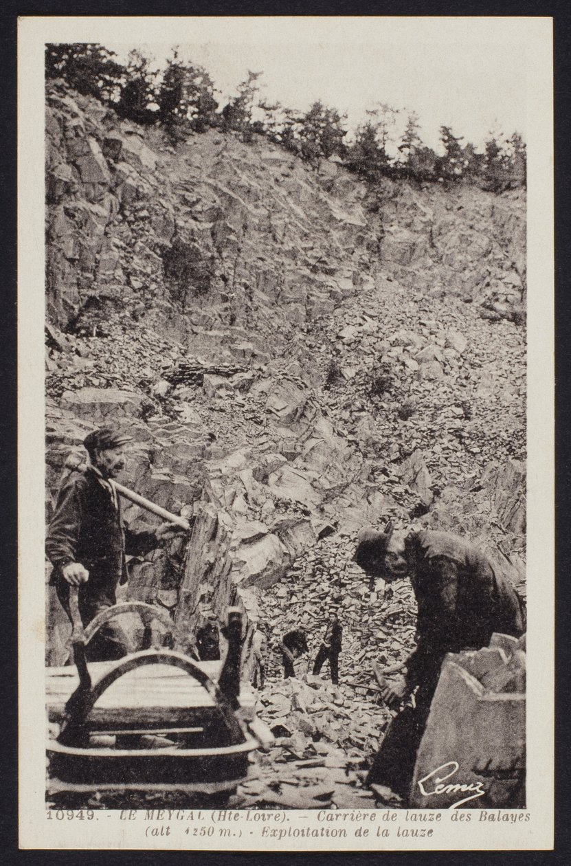 Carte postale représentant les ouvriers de la carrière de dalles à Le Meygal, Balayes, Haute-Loire, vers 1900 - French Photographer