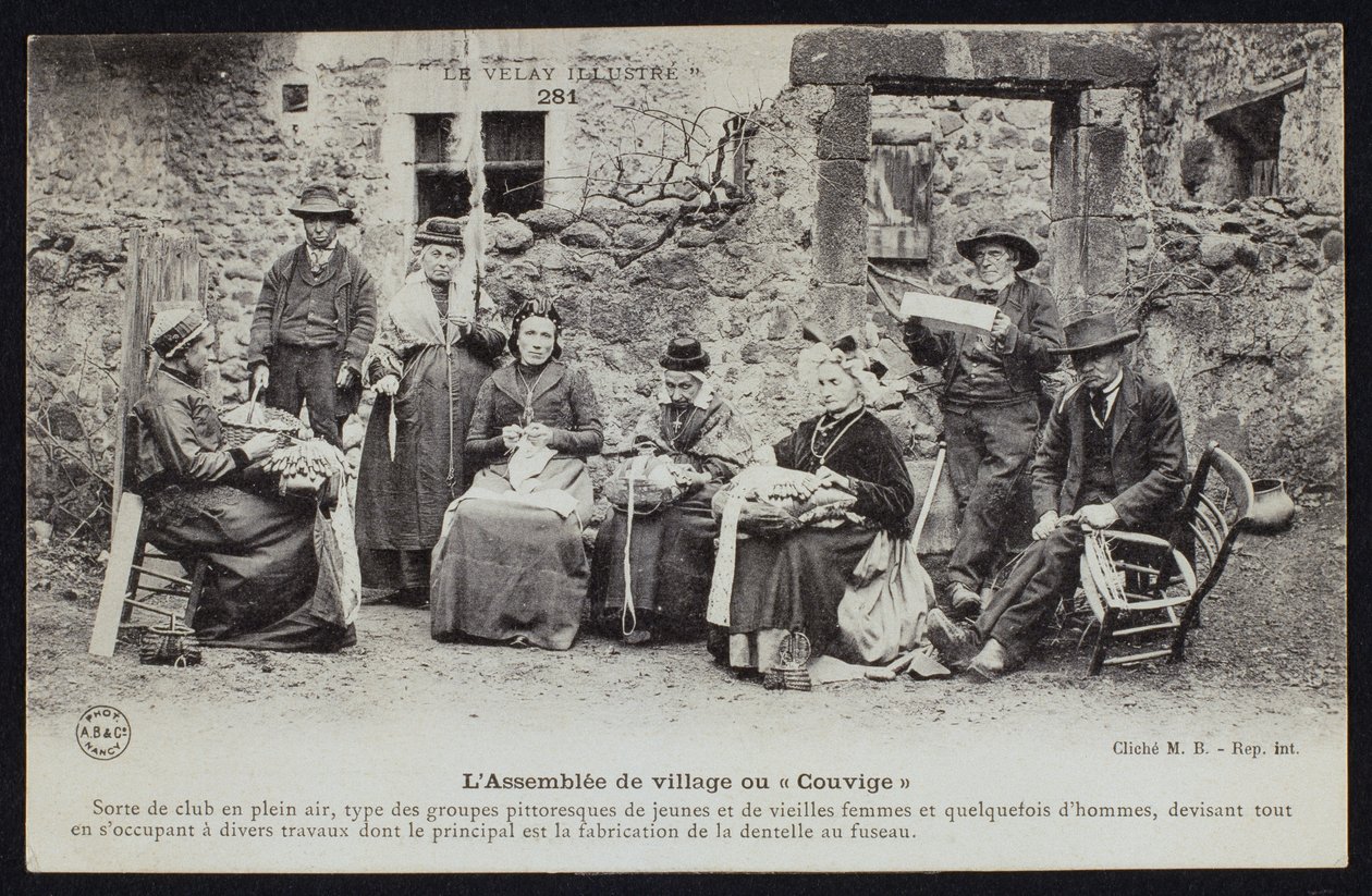 Carte postale représentant la réunion des villageois ou Couvige, Le Puy-en-Velay, vers 1900 - French Photographer