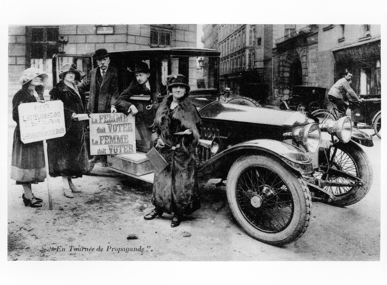 Carte postale de propagande encourageant les femmes à lutter pour le droit de vote, début du 20ème siècle - French Photographer