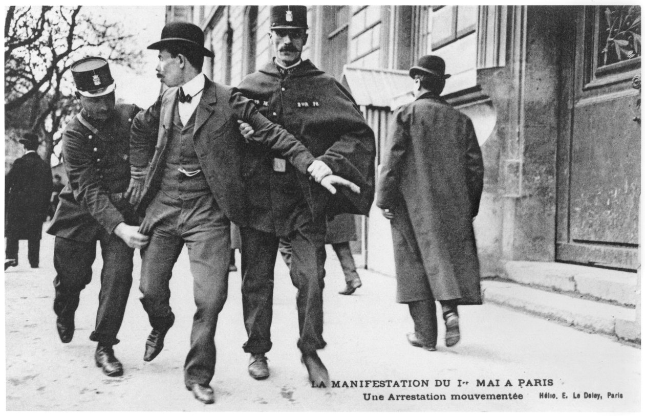 La manifestation du 1er mai à Paris, une arrestation animée, carte postale par E.Le Deley - French Photographer