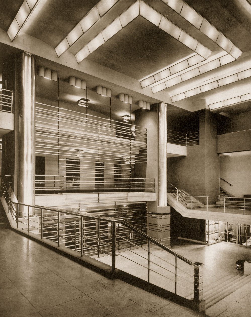 Escalier de hall et balcon grillagé du Théâtre Pigalle, années 1920 - French Photographer