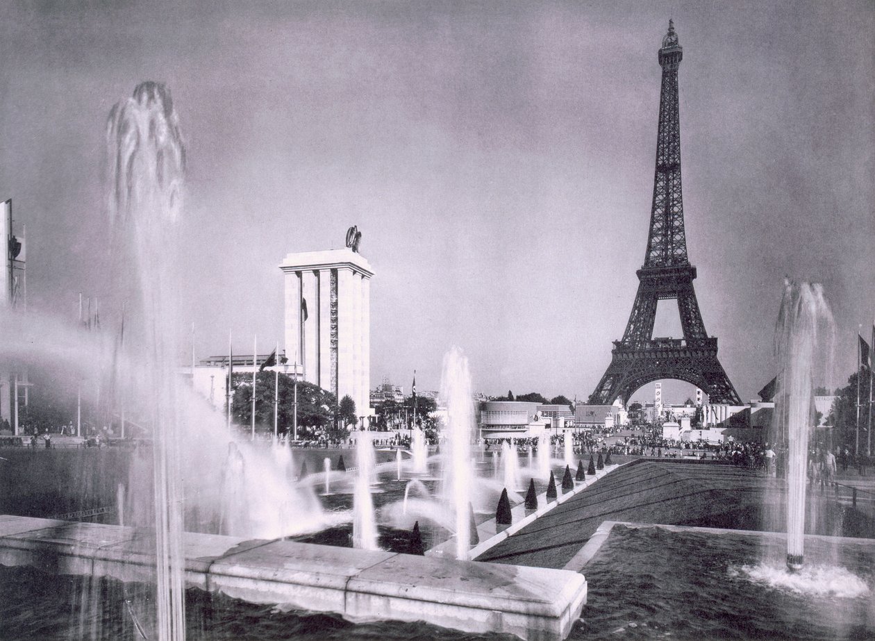 Les lacs ornementaux devant la Tour Eiffel, pendant l