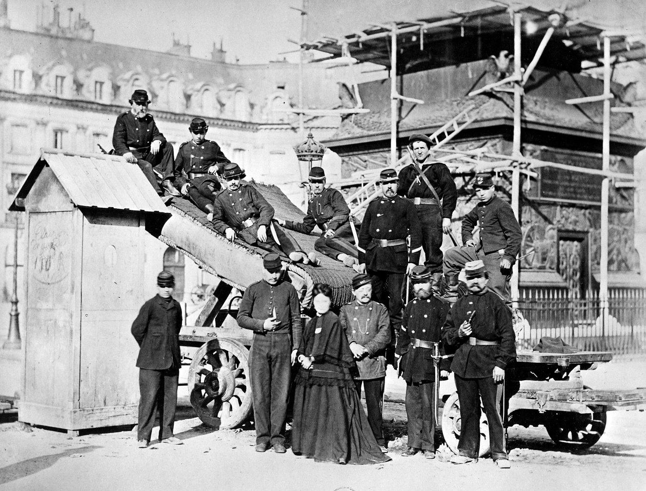 Troupes de la Commune de Paris sur la place Vendôme, 1871 - French Photographer