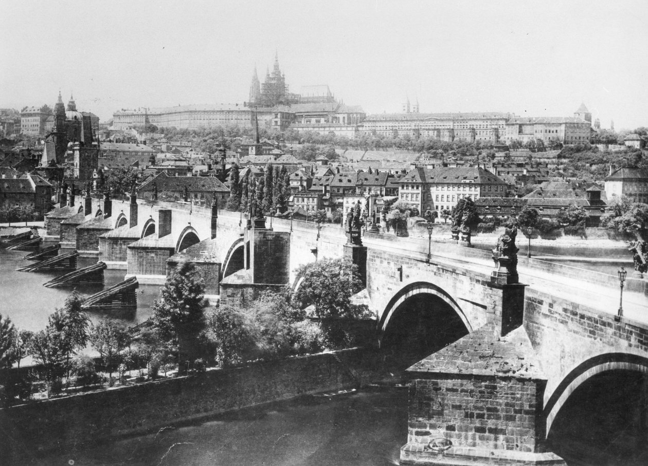 Vue de Prague montrant le Palais Impérial (Hradschin) et le Pont Charles, fin du 19e siècle - French Photographer