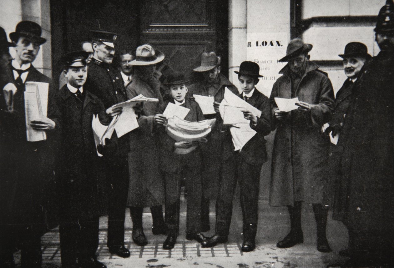 Emprunts de guerre : premiers demandeurs avec prospectus, illustration de The Illustrated War News, janvier 1917 - French Photographer