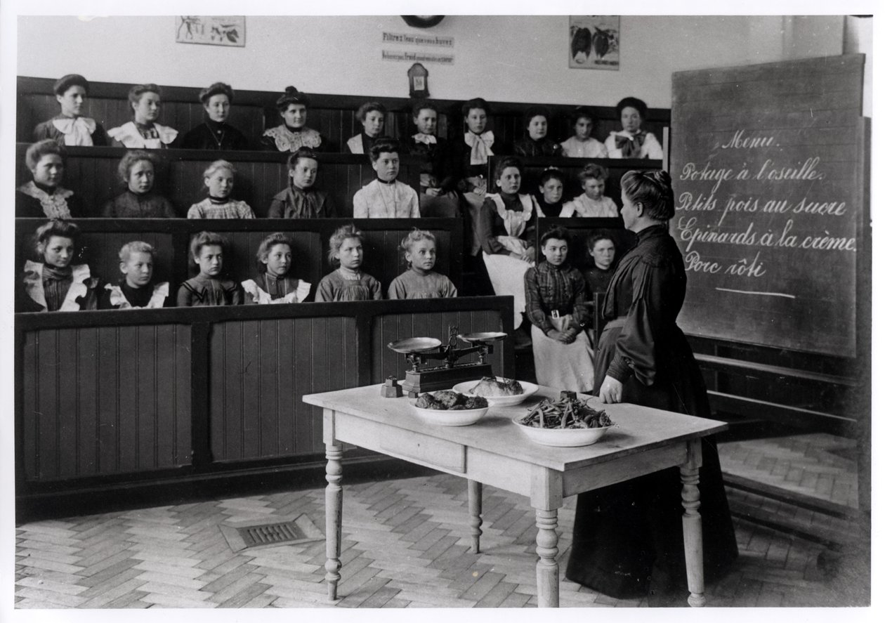 Jeunes filles en cours de cuisine - French Photographer