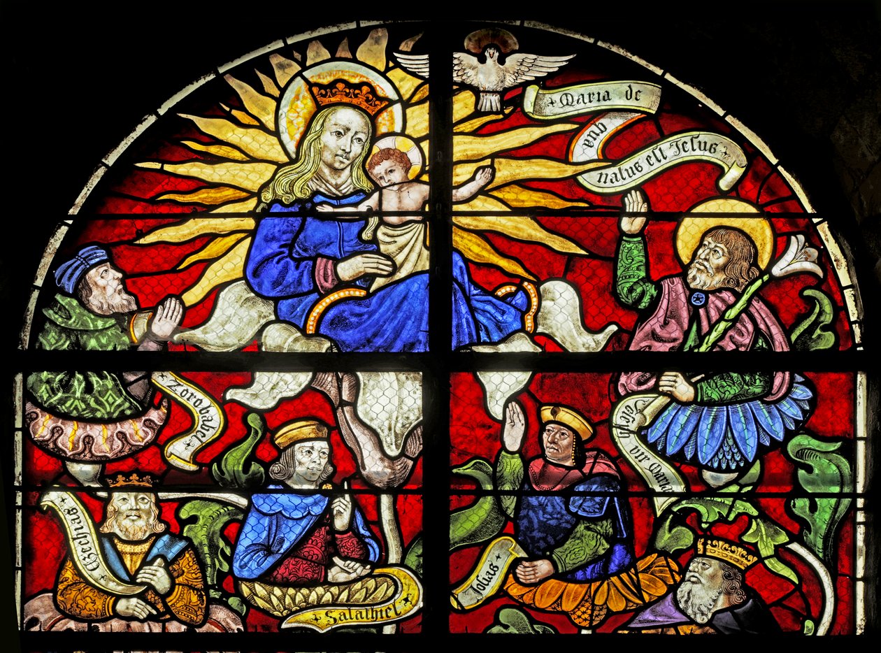 Vitrail représentant la Vierge Marie au sommet de l