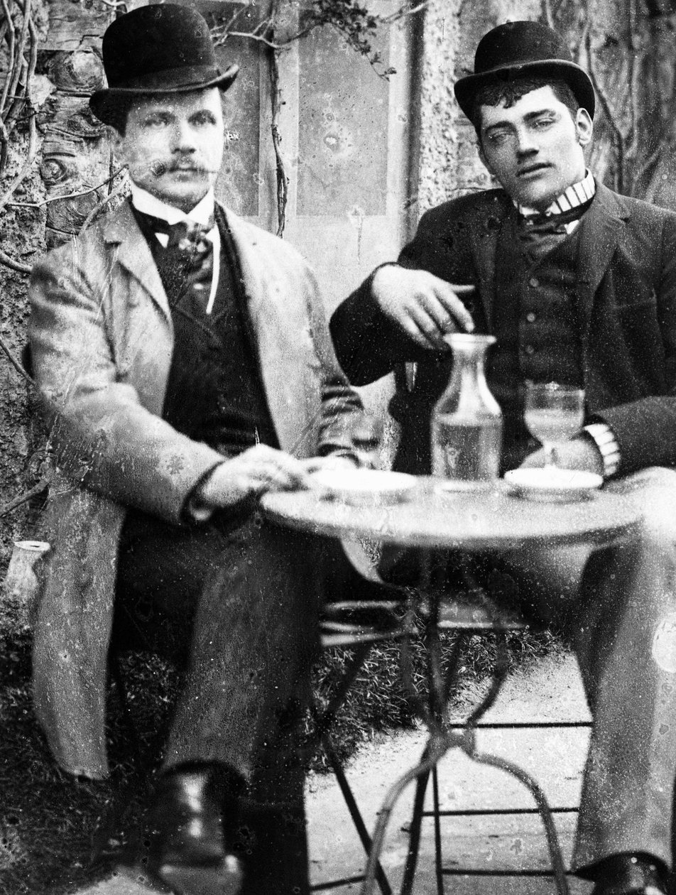 Un châtelain (Ducos) et son cocher assis sur la terrasse d