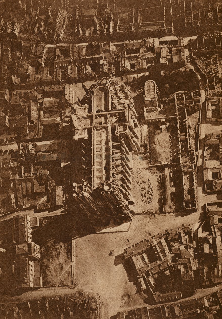 Vue aérienne de la cathédrale de Reims, Première Guerre mondiale (photo n/b) - French Photographer