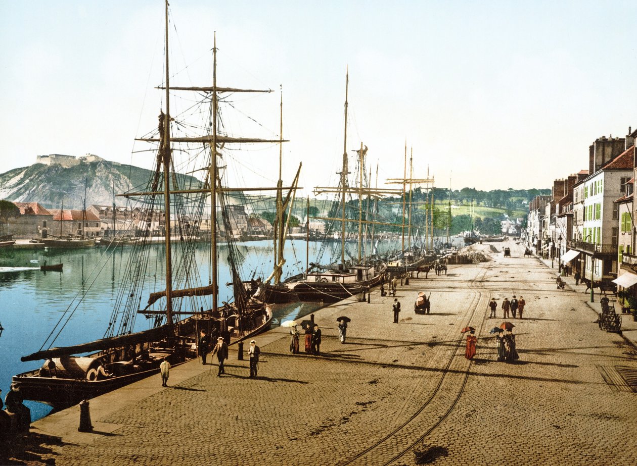 Bateaux amarrés à Cherbourg avec l