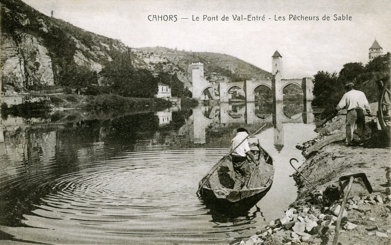 Cahors au début du XXe siècle : pêcheurs de sable et leur bateau sur le Lot, pont de Valentré - French Photographer