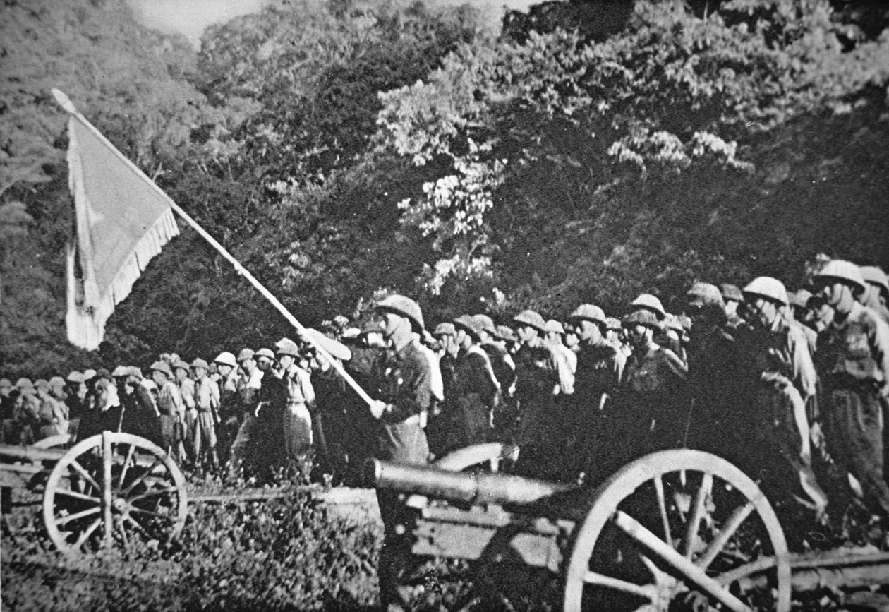 Troupes communistes Viet Minh en parade avec de l