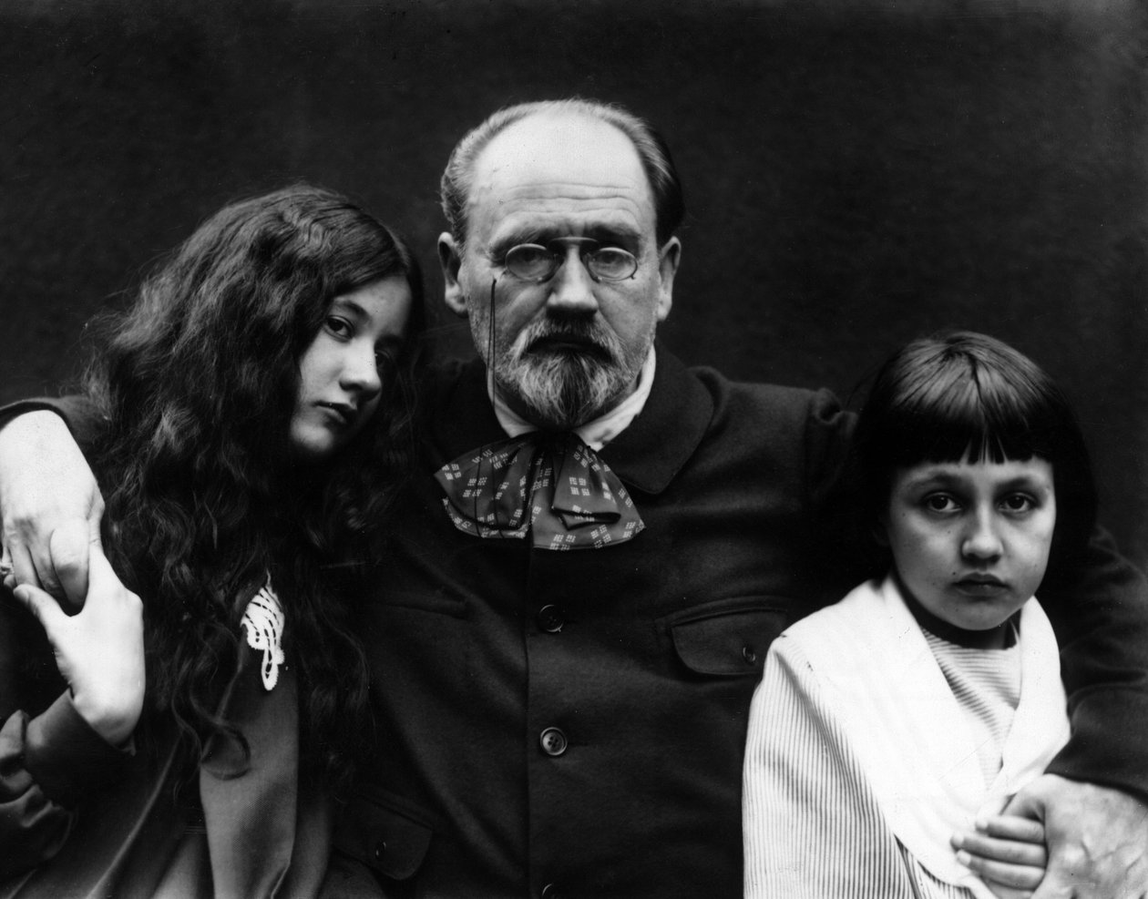 Émile Zola (1840-1902), écrivain et journaliste français, dans le jardin de Verneuil-sur-Seine (Yvelines) avec ses enfants Denise et Jacques - French Photographer
