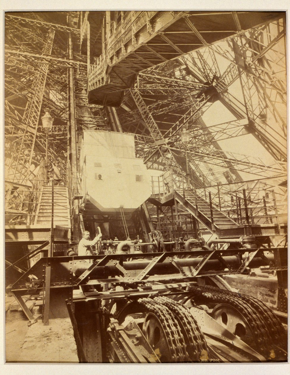 Équipement pour faire fonctionner le système de levage de la Tour Eiffel, vers 1888 - French Photographer