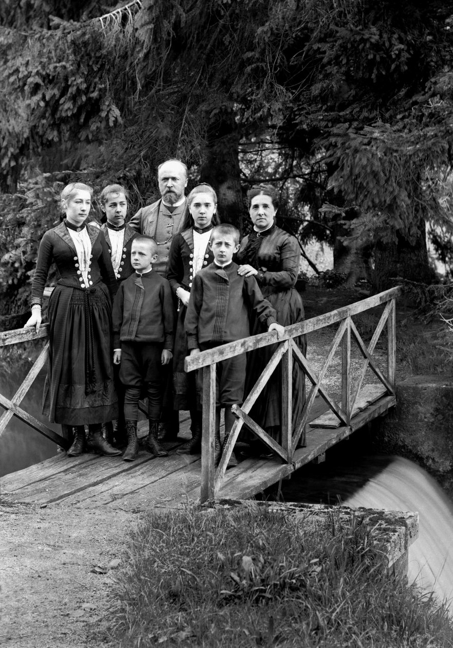 Famille de citadins, posant dans leur jardin, près de Bourmont en Haute-Marne, vers 1880. Collection Ducos. - French Photographer