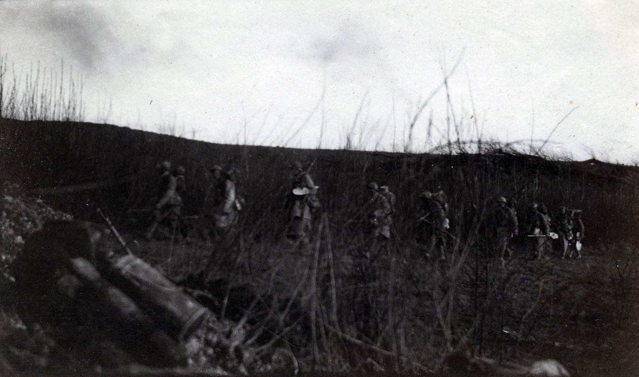 Première Guerre mondiale (1914-1918) : un groupe de soldats marchant sur Rocourt (Saint-Quentin) (Aisne) - French Photographer
