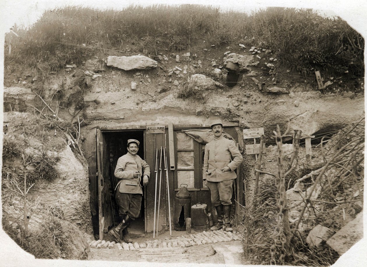 Première Guerre mondiale (1914-1918) : le poste de commandement du lieutenant De Benedetti, le secrétaire à gauche, l