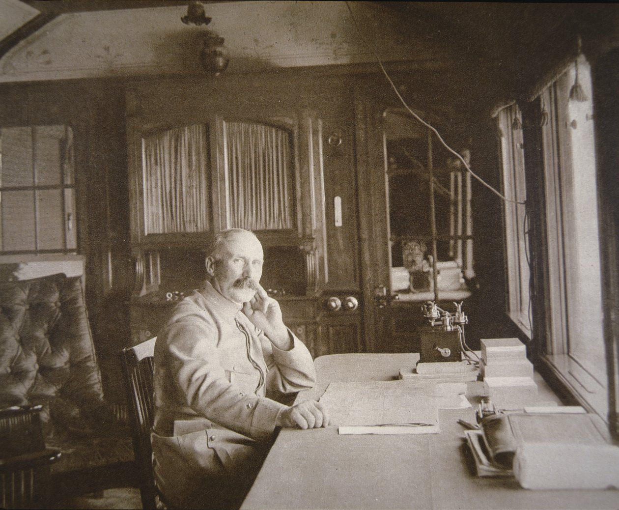 Général Pétain dans son wagon-salon QG pendant la bataille de Verdun, février-décembre 1916 (photo n/b) - French Photographer