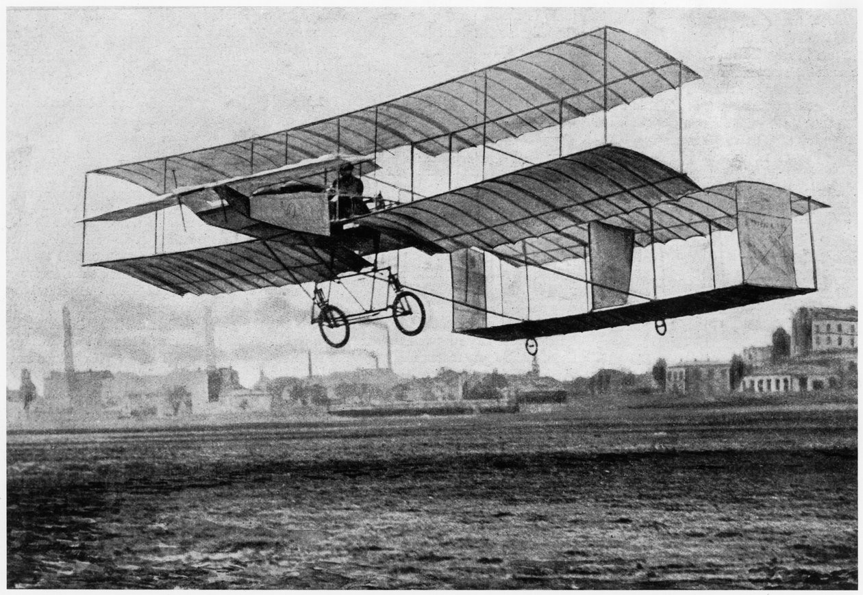 Henri Farman (1874-1958) à Issy-les-Moulineaux dans son avion le Voisin-Farman 1, 1907 - French Photographer