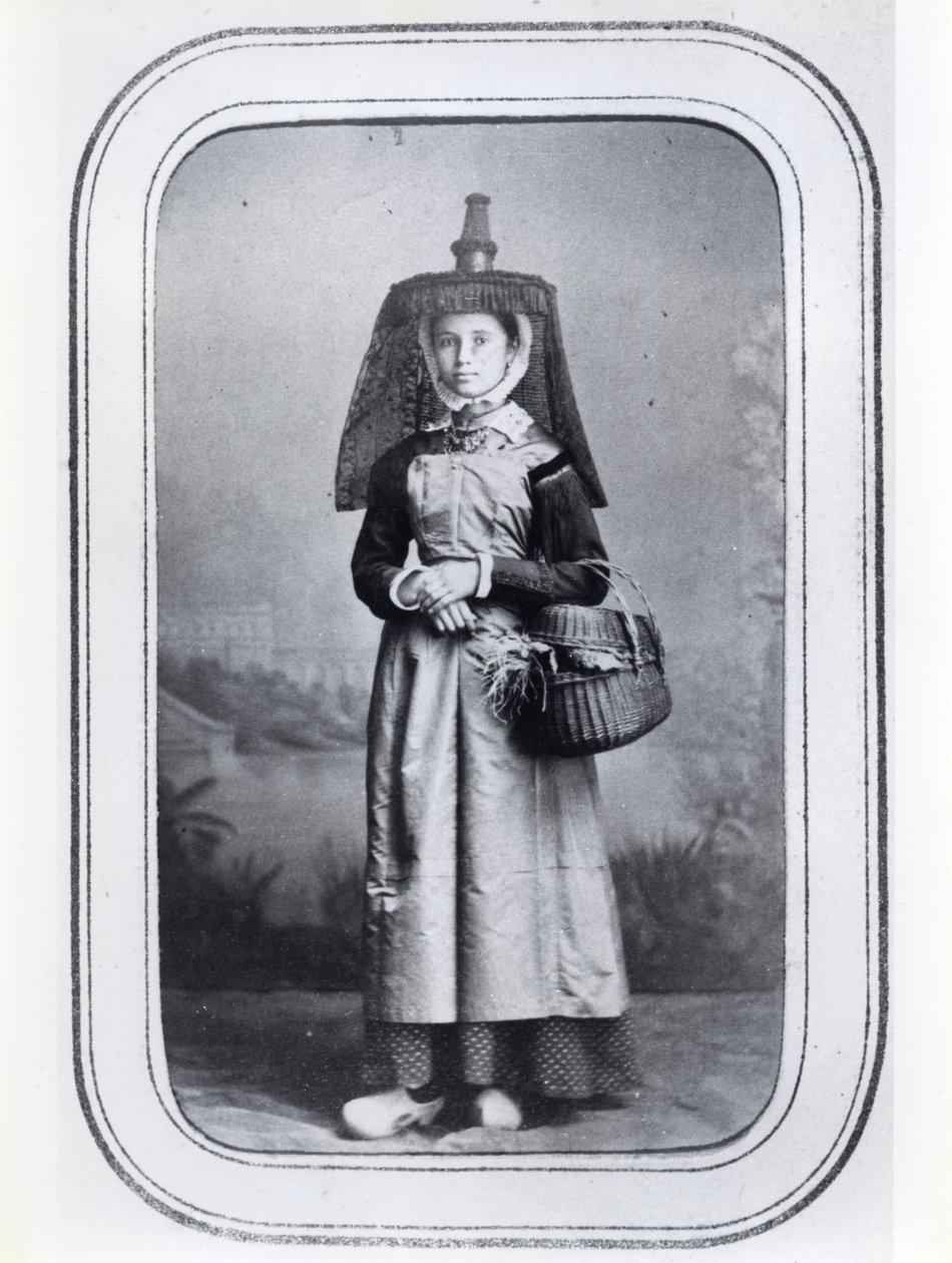 Carte de visite photographique montrant un costume régional français, vers 1860-70 - French Photographer
