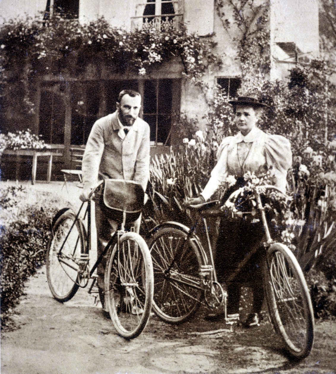 Pierre et Marie Curie dans leur jardin en 1895 - French Photographer