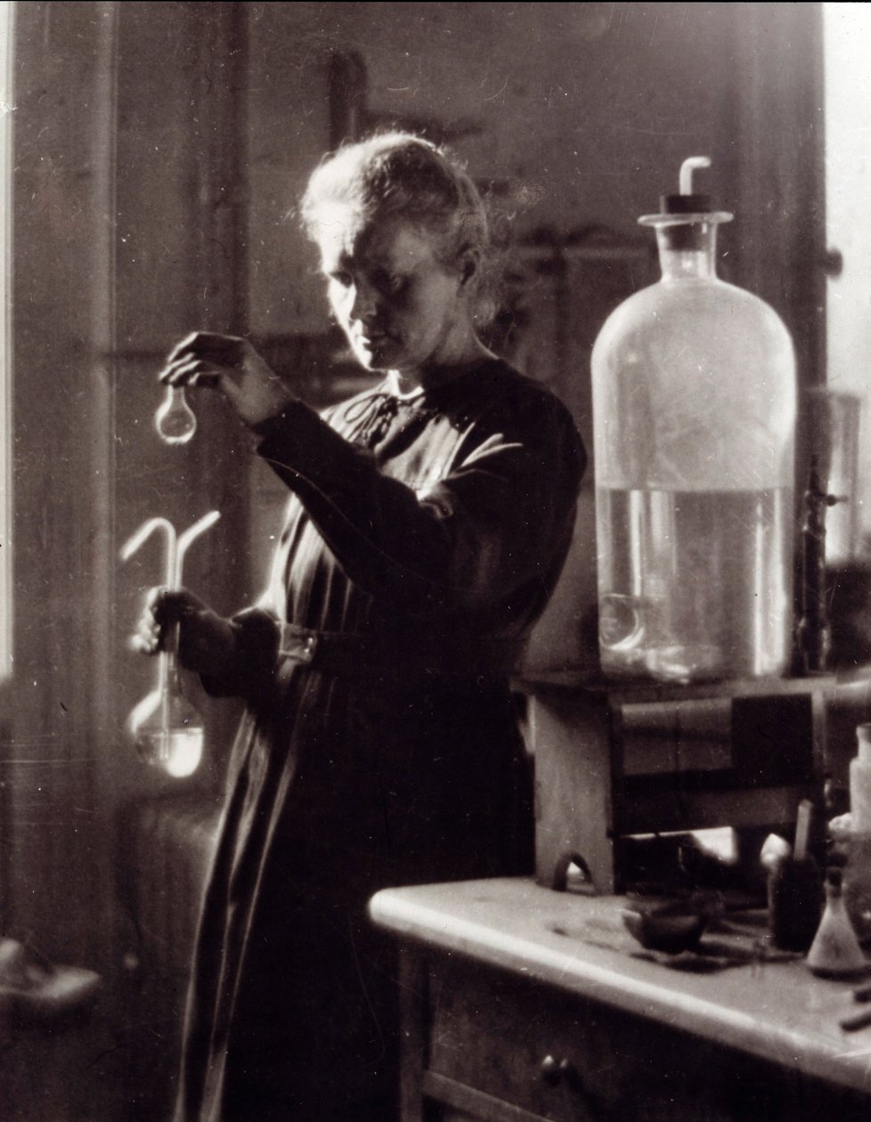 Portrait de la physicienne Marie Curie (1867-1934) dans son laboratoire ...