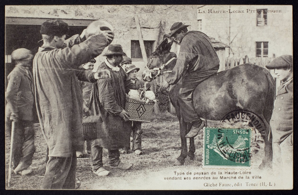 Carte postale représentant un fermier en Haute-Loire vendant de la nourriture au marché, vers 1900 - French Photographer
