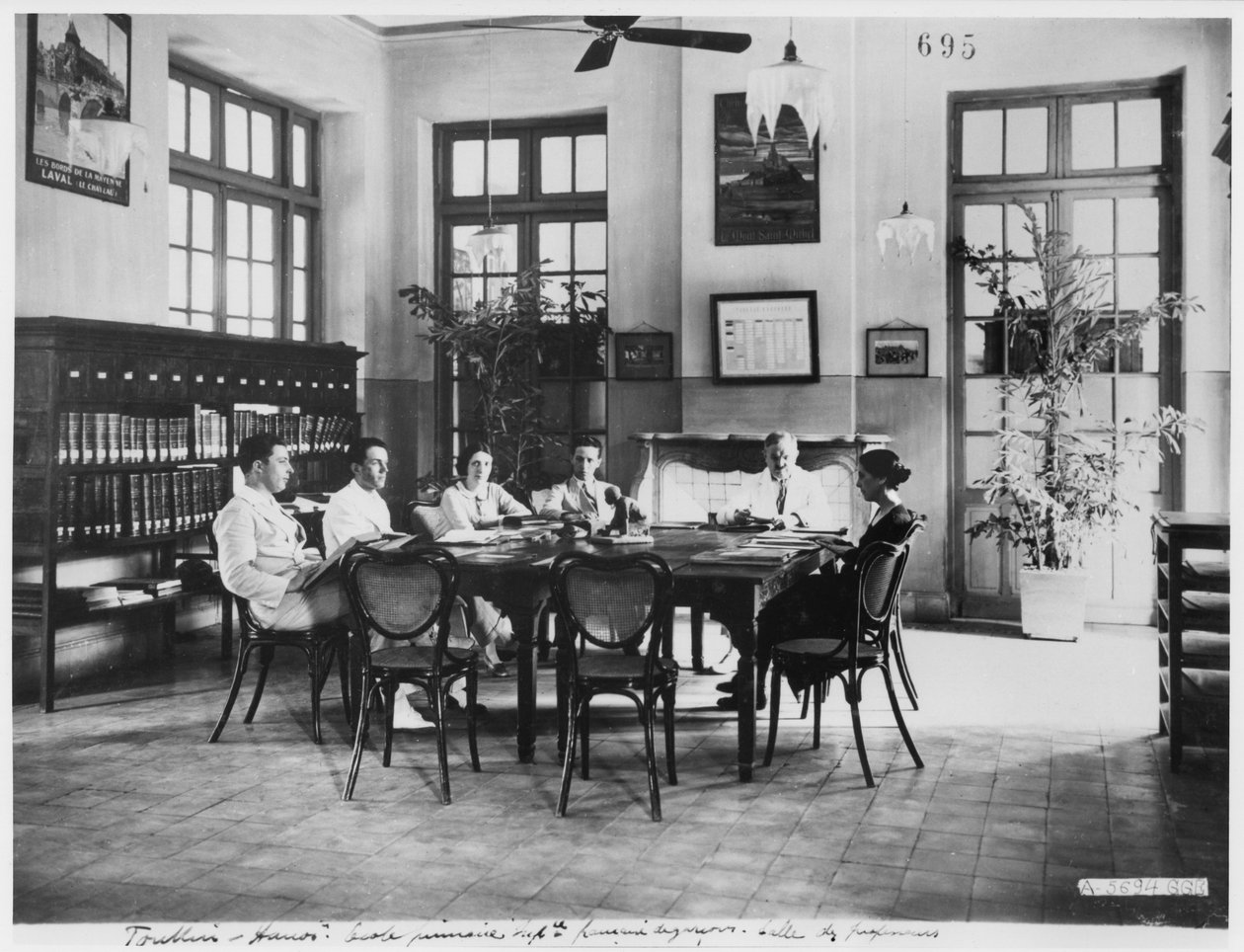 École primaire pour garçons à Hanoï, vers 1920 - French Photographer