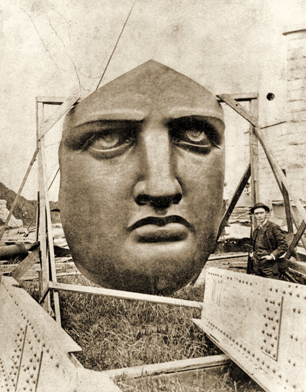 La construction de la Statue de la Liberté, détail du visage, vers 1876 - French Photographer