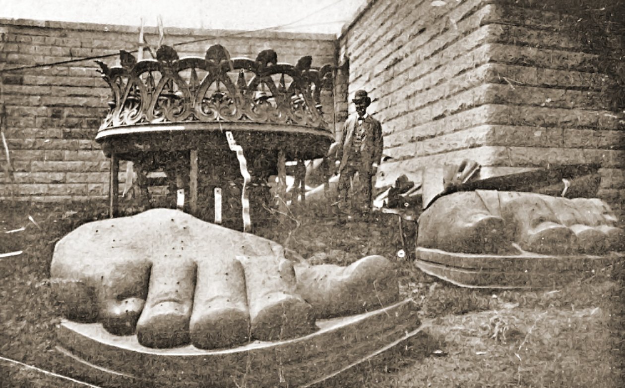 La construction de la Statue de la Liberté, détail des pieds, vers 1876 - French Photographer