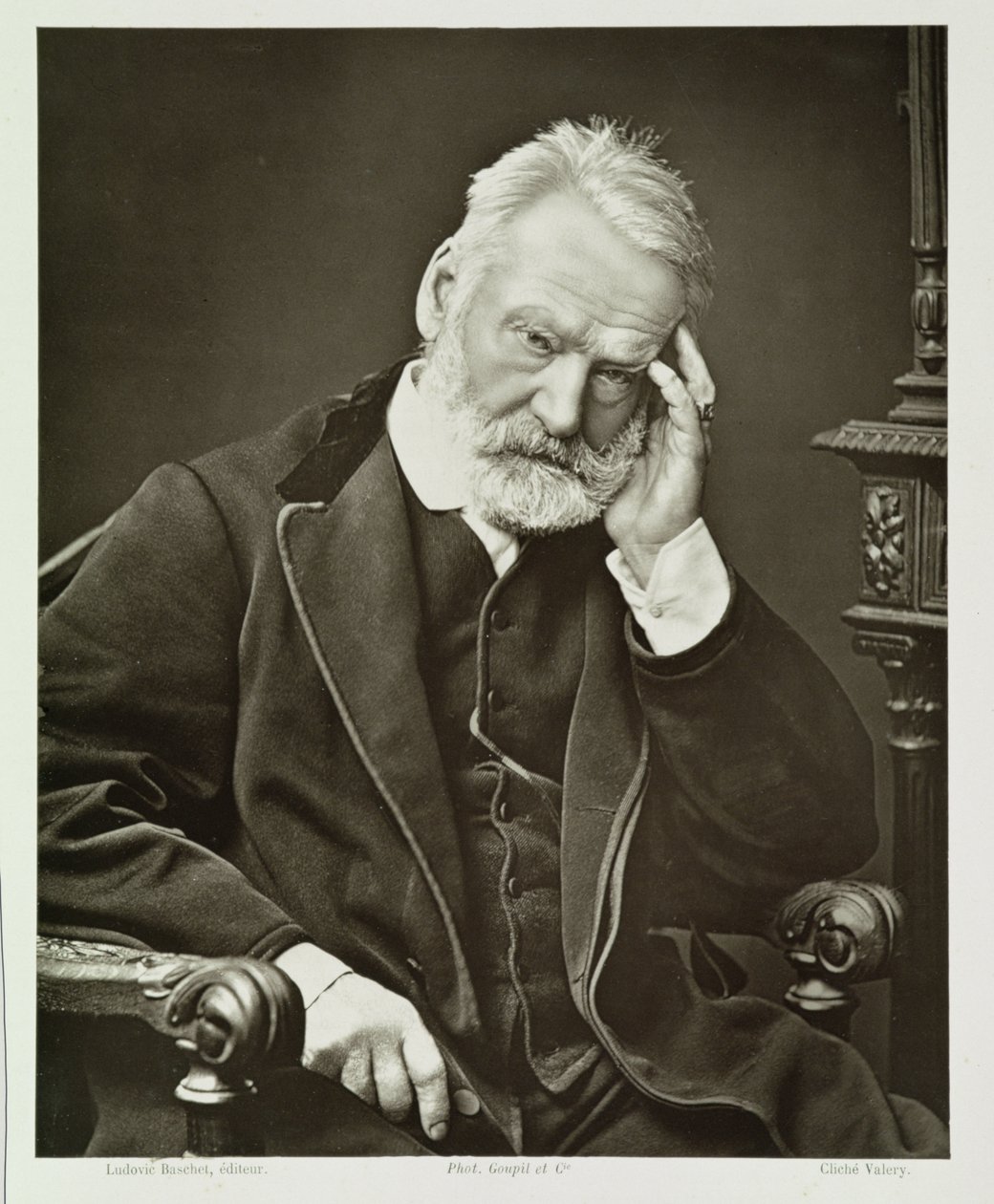 Victor Hugo (1802-85), de la Galerie Contemporaine, c.1874-78 - French Photographer