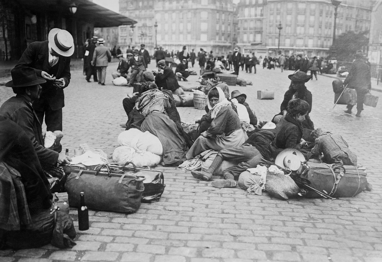 Réfugiés de guerre, Gare de Lyon, Paris, 1914 - French Photographer