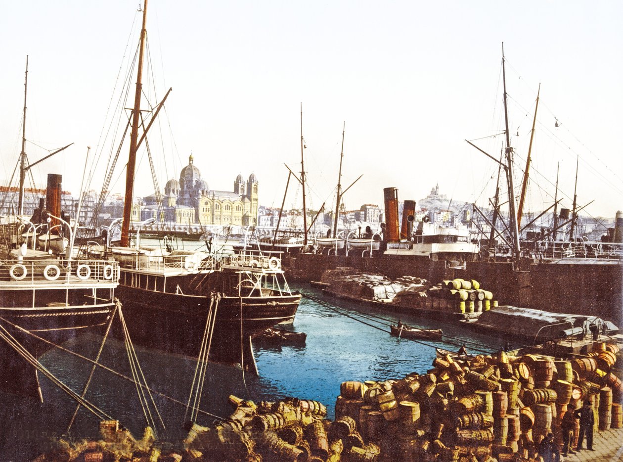 Barils de vin et bateaux au quai à Marseille avec la cathédrale de Marseille en arrière-plan, pub. 1890-1900 - French Photographer
