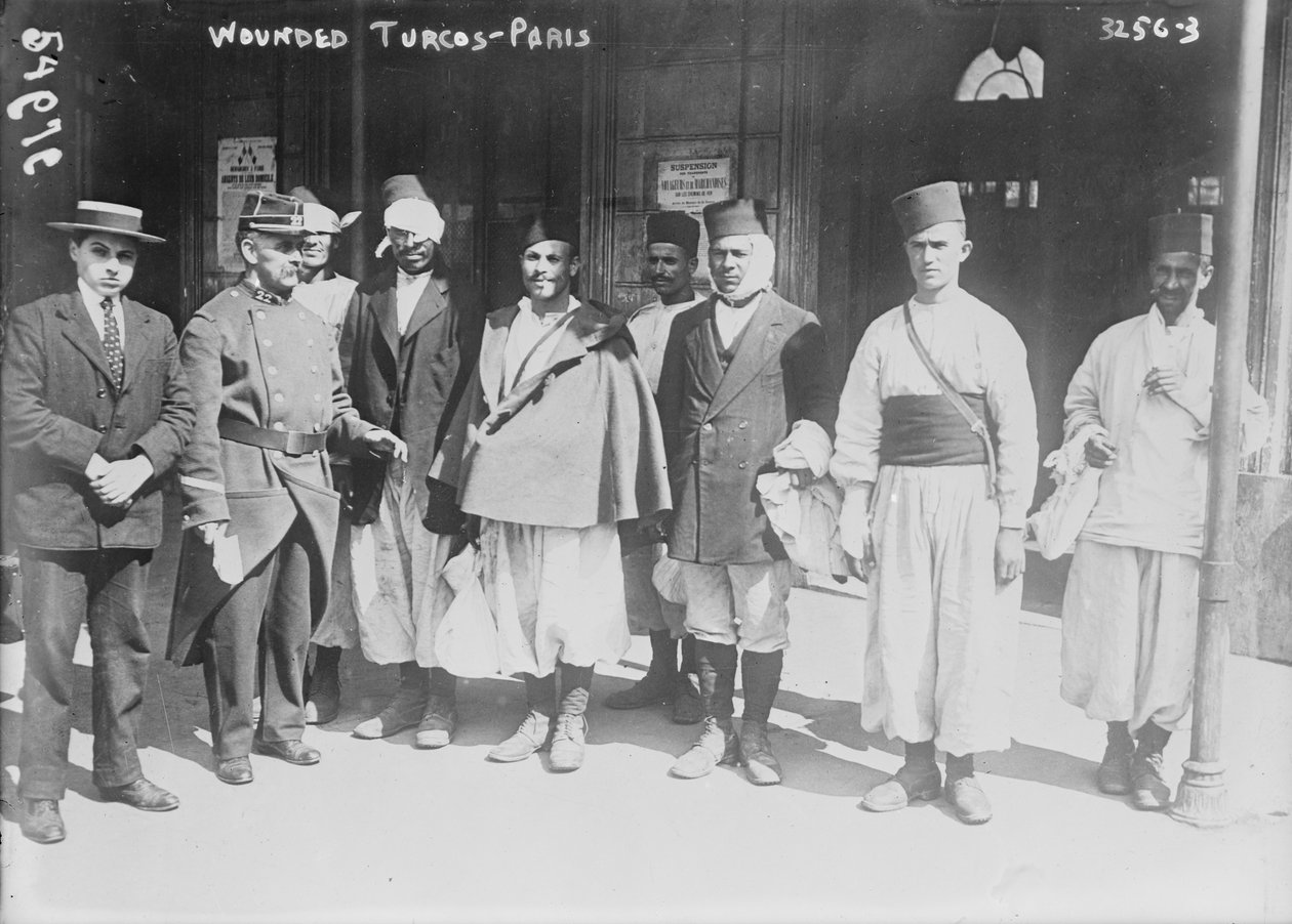 Turcos blessés à Paris, 1914 - French Photographer