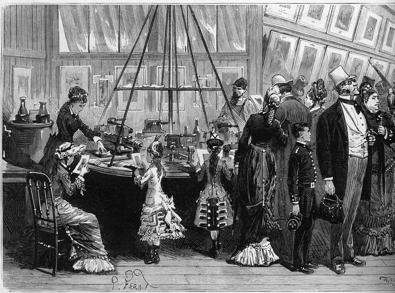 Exposition universelle de 1878 à Paris : impressions photoglyptiques dans le pavillon de la photochromie. Gravure dans "Le Monde Illustré" n°1125 du 19 octobre 1878. - French School