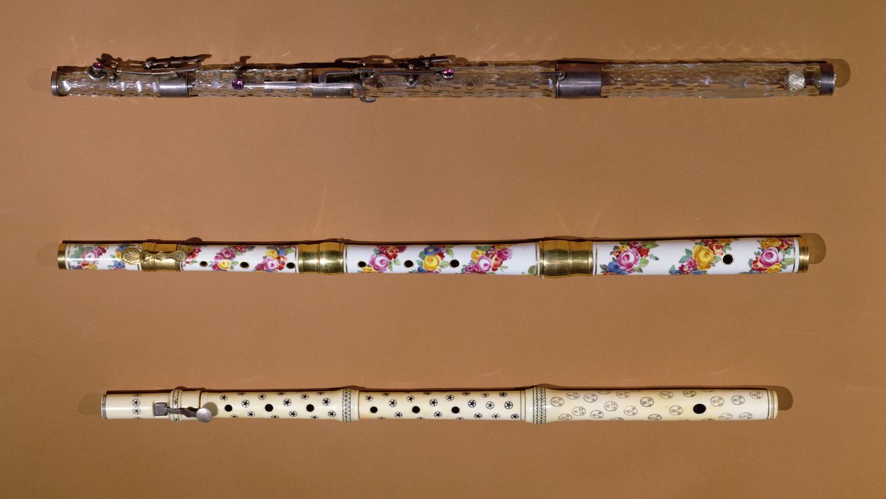 3 flûtes (ivoire, porcelaine et cristal) - French School