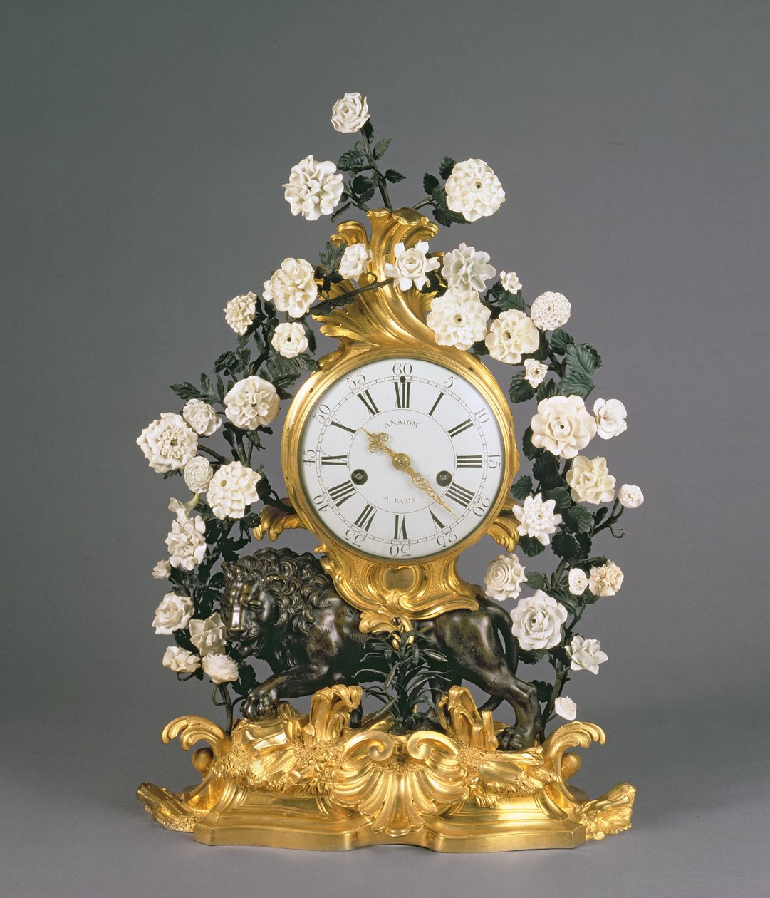 Une horloge Louis XV, Vincennes/Mennecy, c.1750 - French School