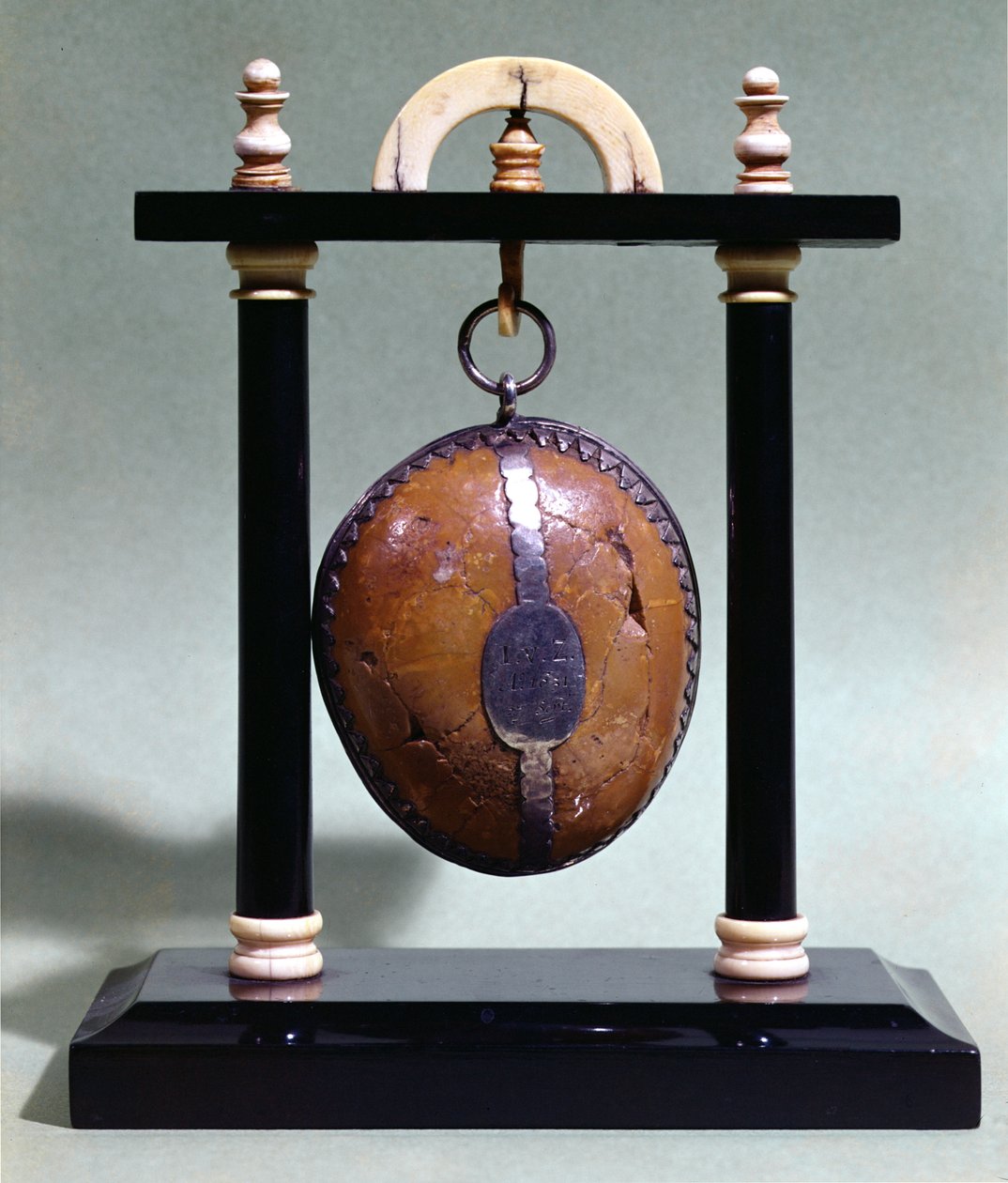 Un bézoard sur un support, 1651 - French School