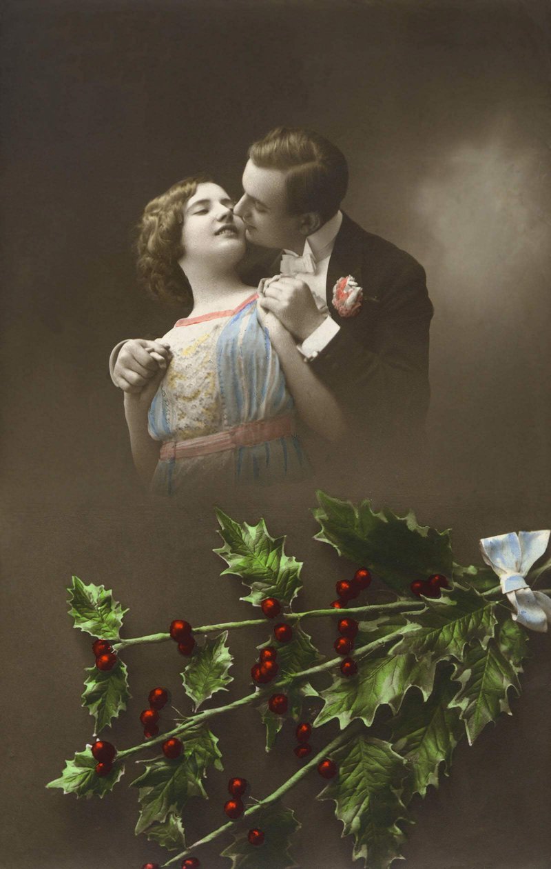 Un couple amoureux et des branches de houx. Carte postale du début du 20e siècle - French School