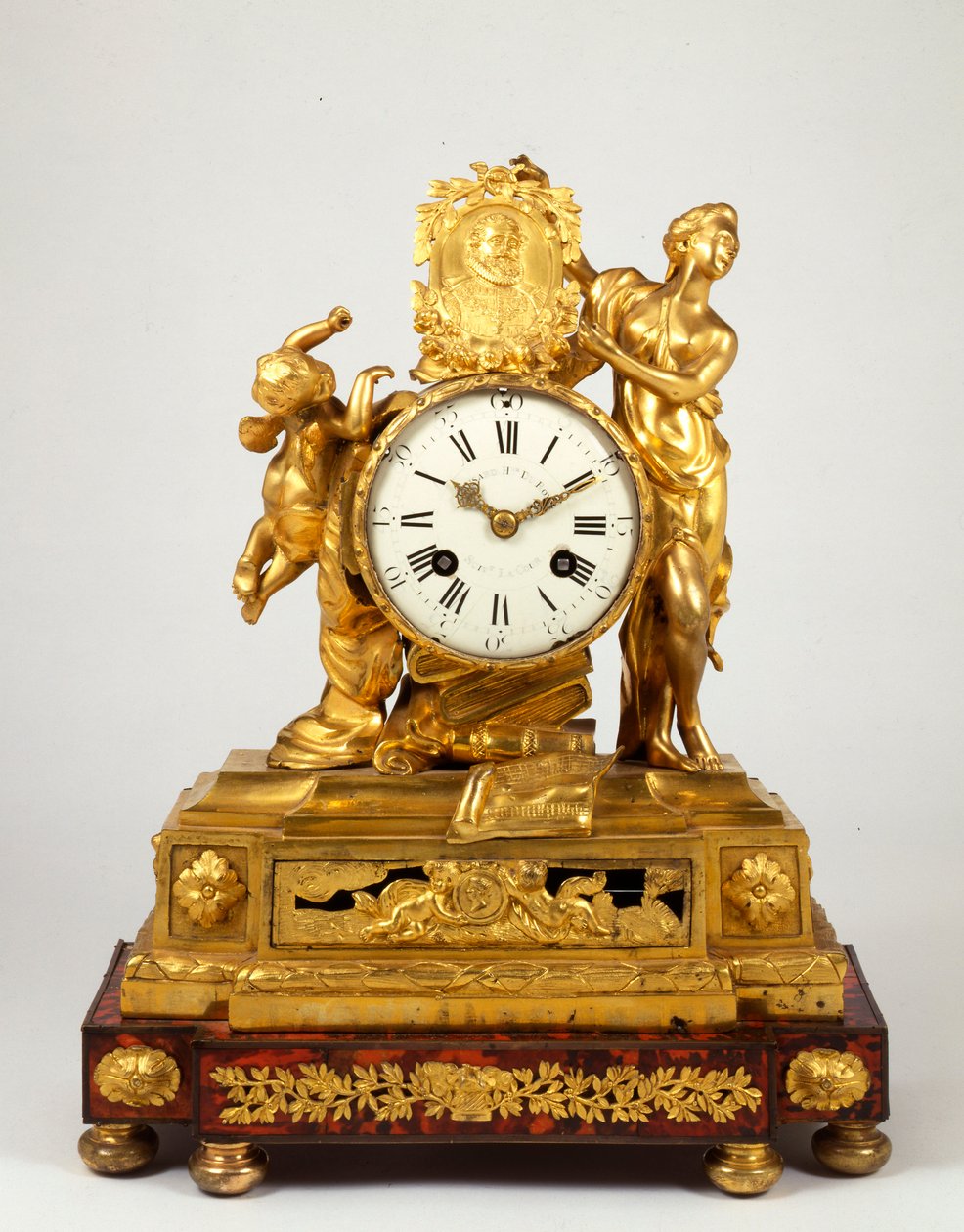 Pendule de cheminée en bronze doré Louis XV tardif avec un médaillon de profil d
