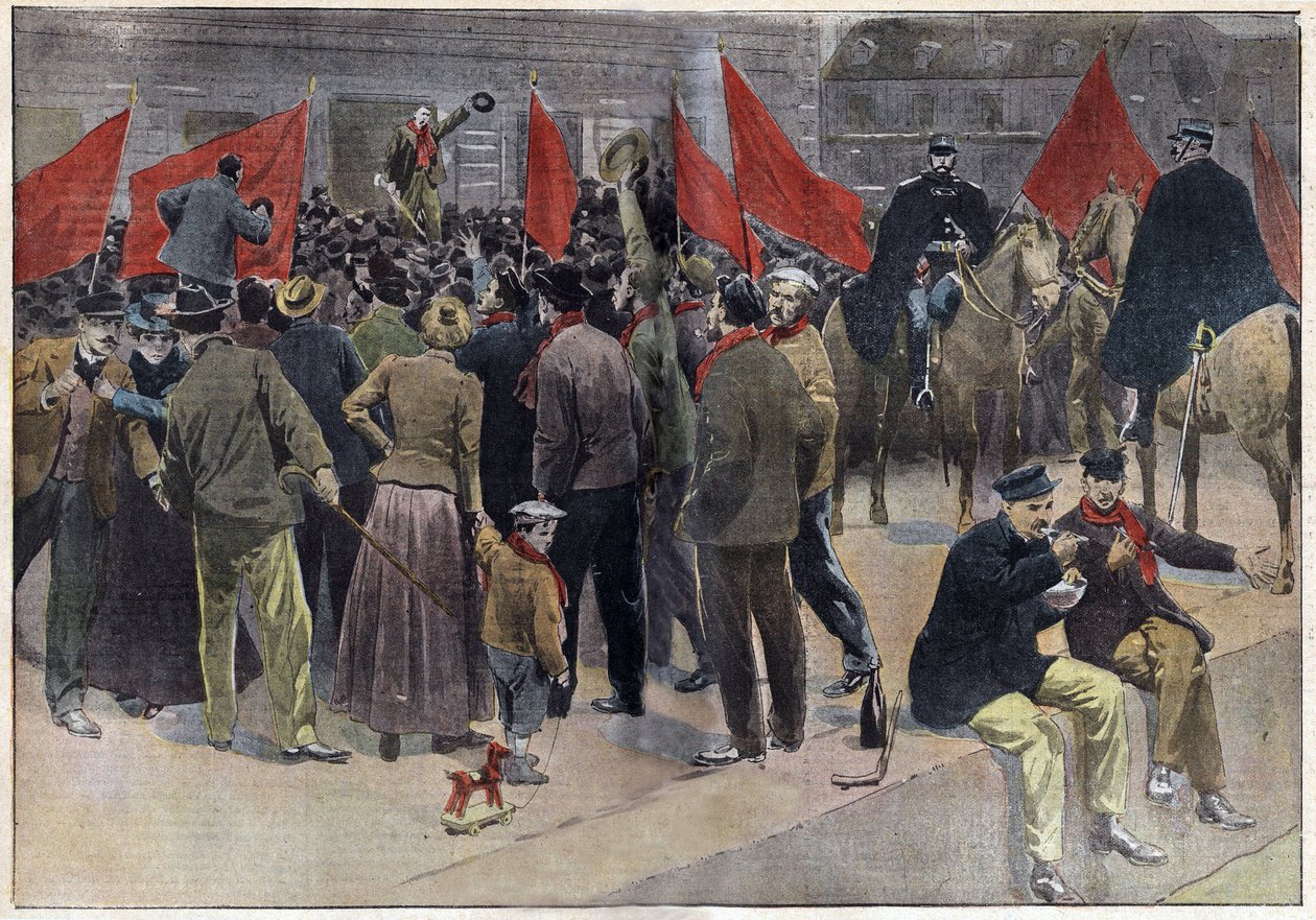 Réunion publique des grevistes devant la mairie de Montceau les mines (Saône et Loire), où près de 10 000 grevistes ont cessé le travail depuis plus d