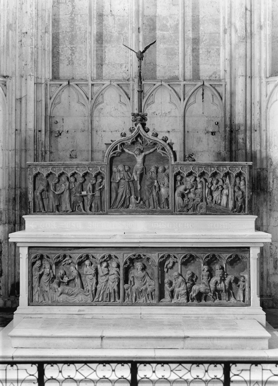 Autel et deux retables décorés de scènes de la vie de Saint Thibault et surmontés d